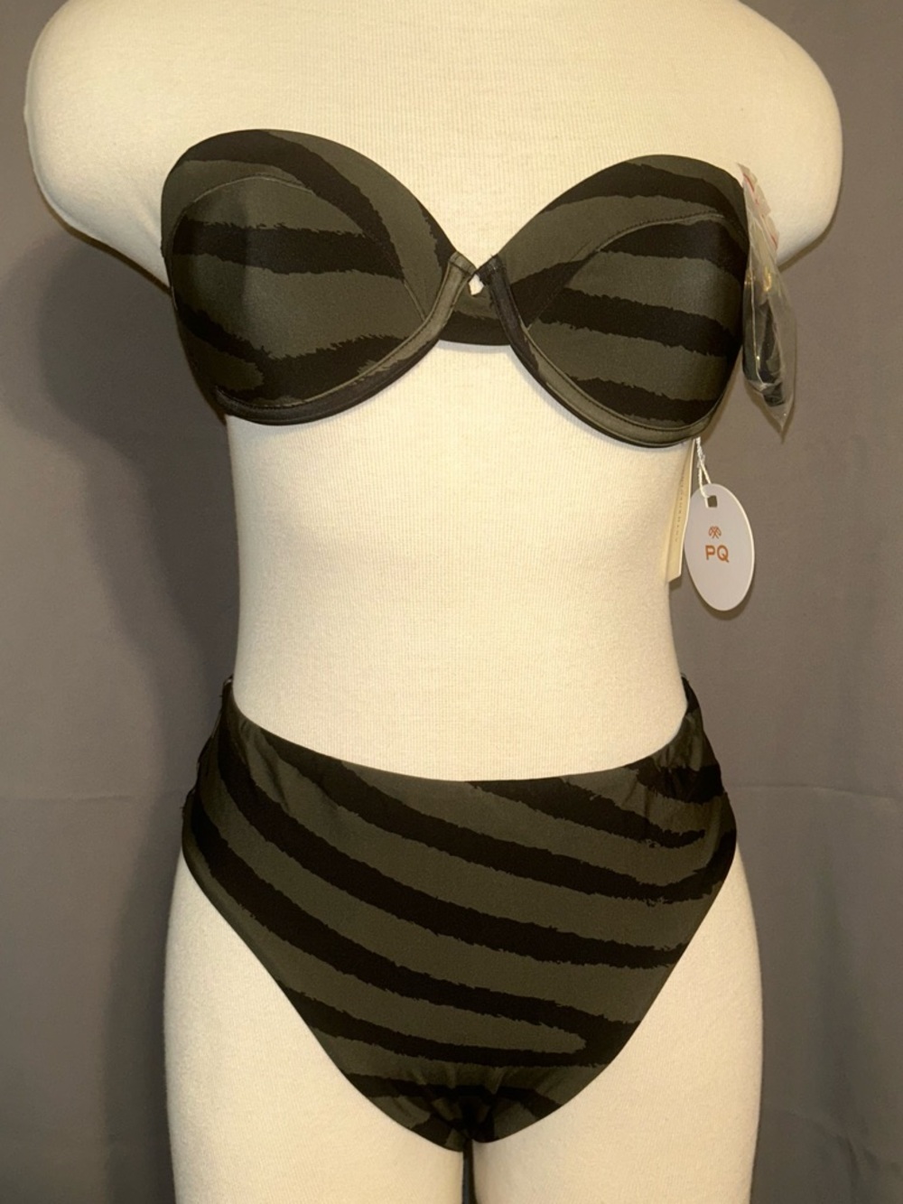 NWT PQ SWIM TIGER LILY NOVA
BIKINI set  size M [🟡-4]